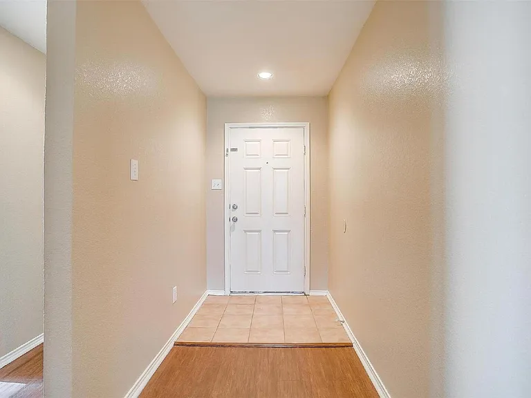 1108 Cottonwood Dr — Photo 2