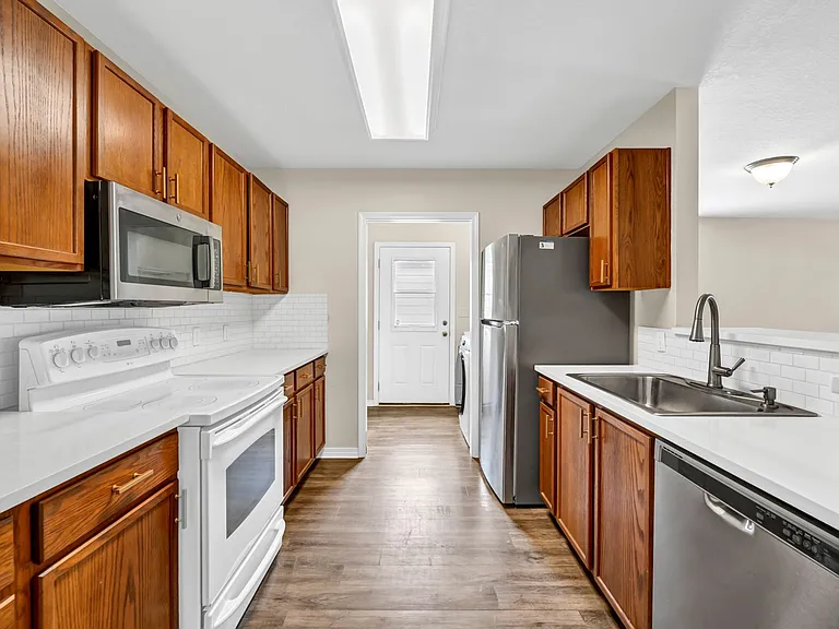 110 Methodist Ave SE #D — Photo 5