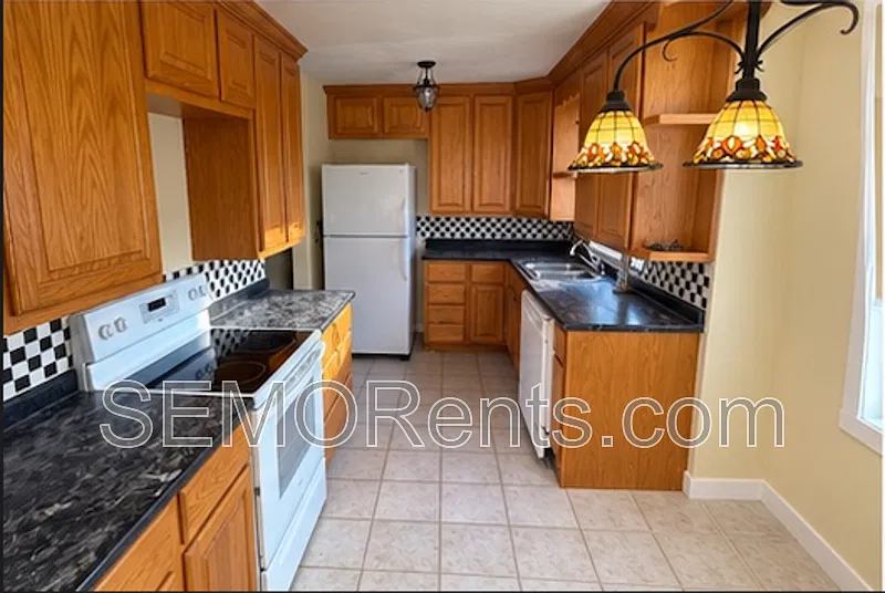 3 bed, 1.0 bath, 1030 sqft, $1,400 — Photo 3