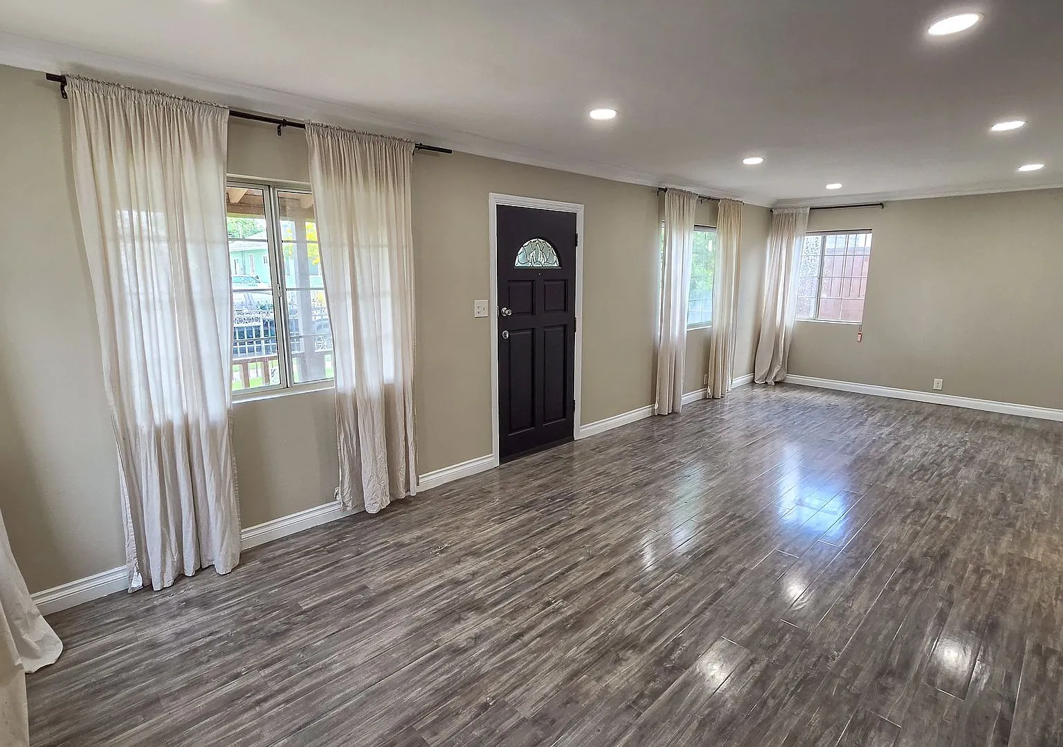 5 Bed 3 Bath House Available Now! — Photo 3
