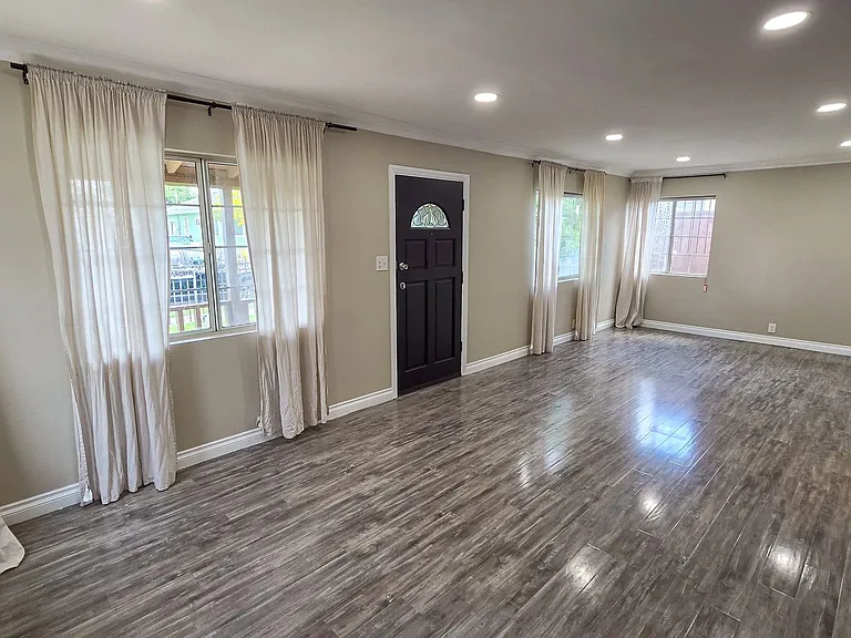 4735 Myrtle St — Photo 3