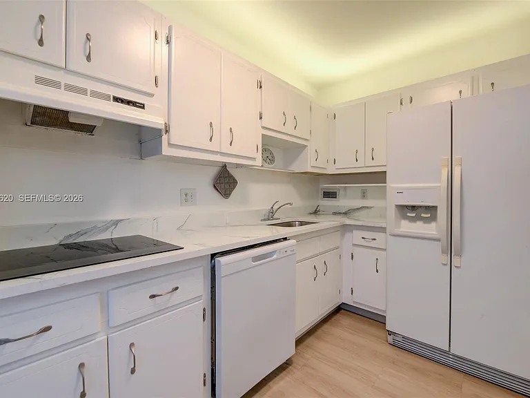 1001-91 Bay Hbr #511 — Photo 17