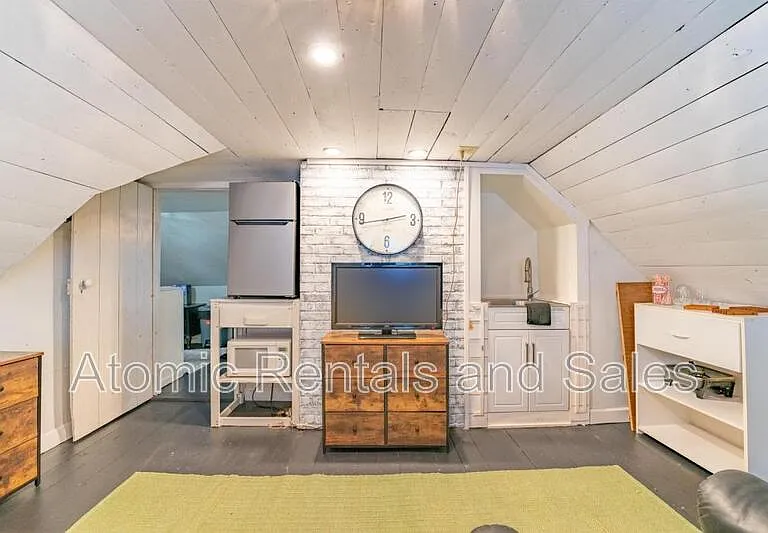 714 E Jefferson St — Photo 12
