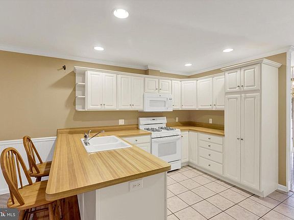 5th image of 3826 Farmstead Dr