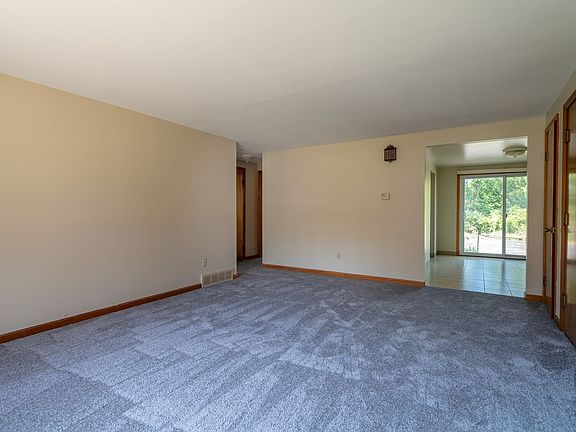 3rd image of 44 Oakridge Dr APT 1