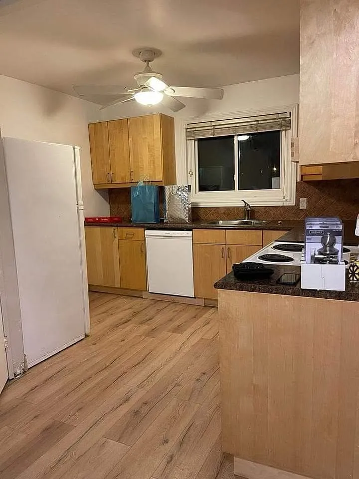 3 bed, 1.5 bath, 1200 sqft, $2,400 — Photo 2