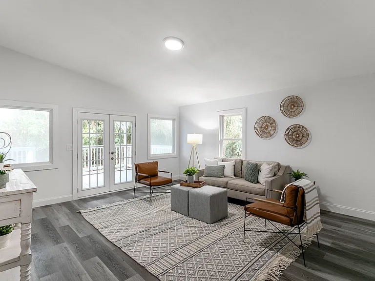 Large bonus space that connects to the back patio