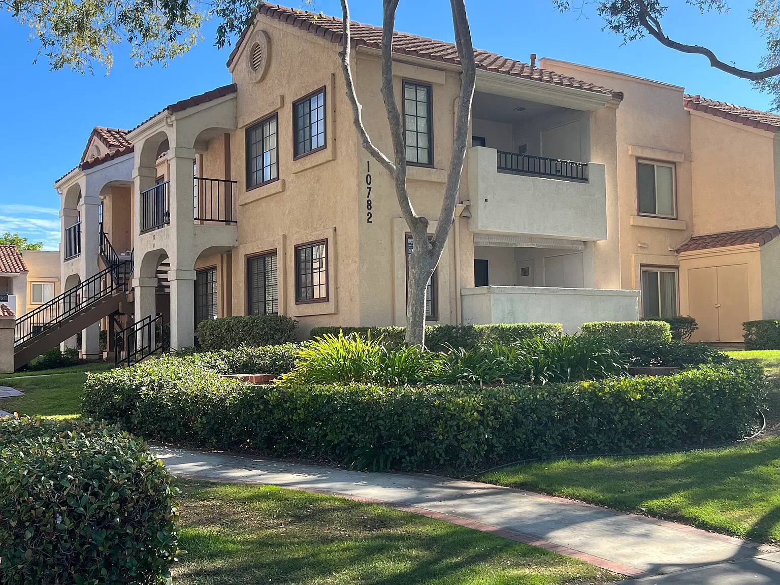 2 bed, 920 sqft, $3,000 — Photo 1