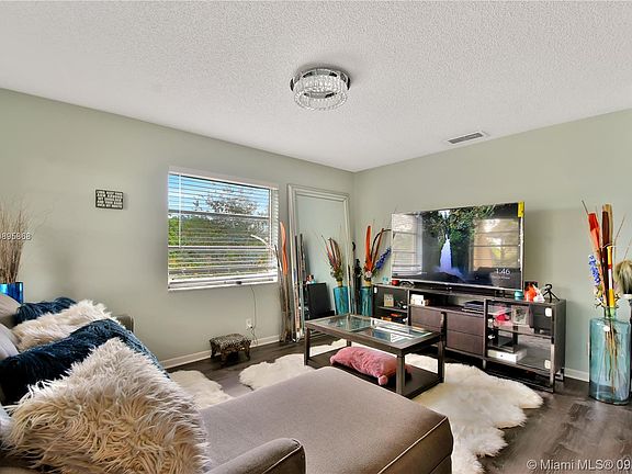 3rd image of 402 Lakeside Dr APT 207