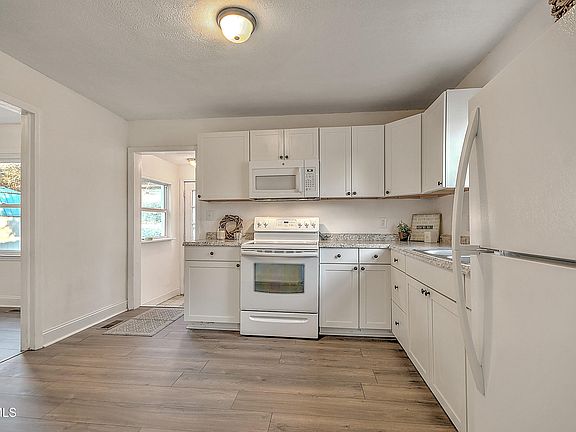 5th image of 1332 Garden Dr
