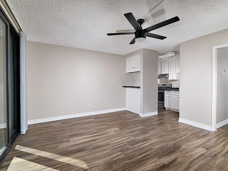Surfcaster Apartments — Photo 14