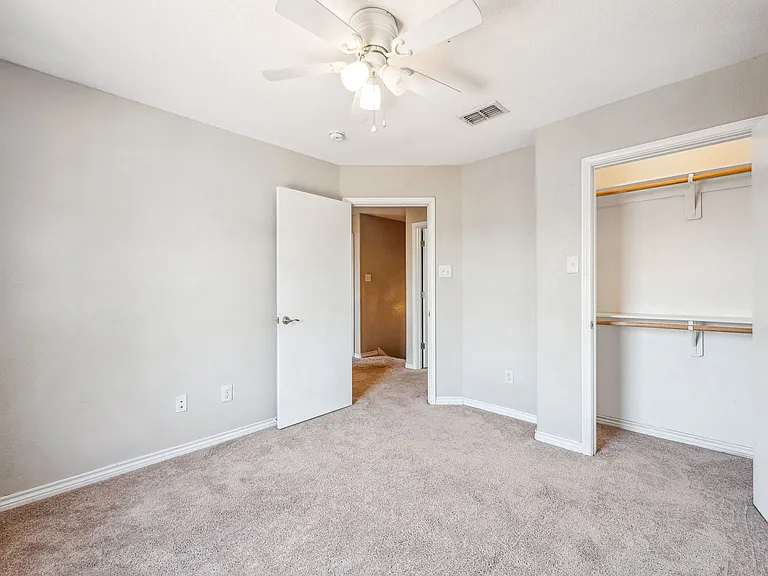 1401 N Columbia St — Photo 13