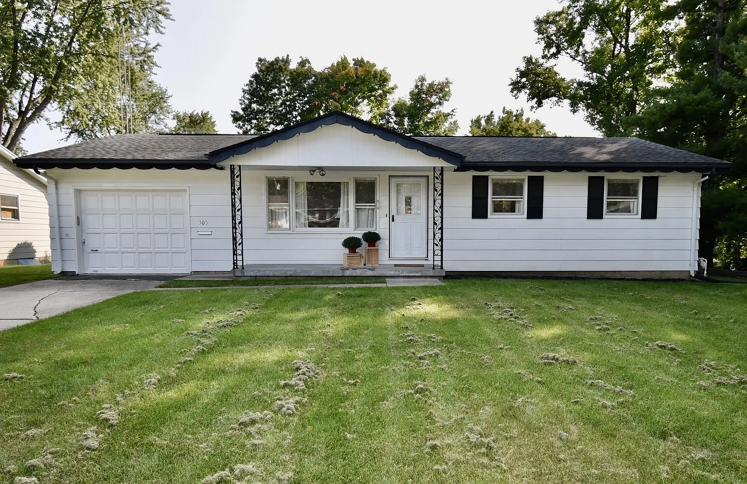 305 Garfield Dr photo 1
