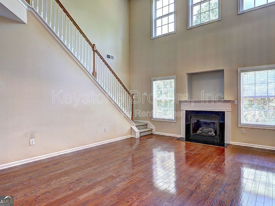 2nd image of 544 Vickers Ln