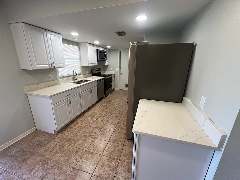 817 W Florence Ave — Photo 8