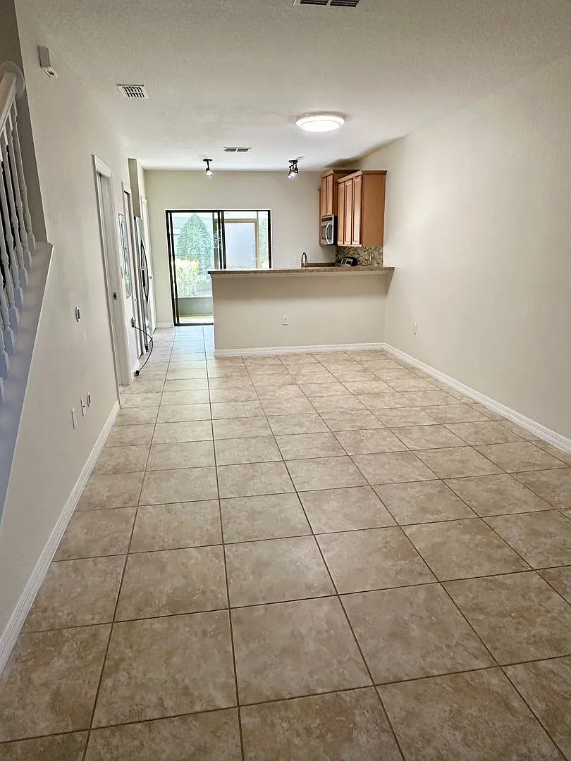 Gated and beautifully updated 2 bedroom 2.5 townhouse in Sanford — Photo 4