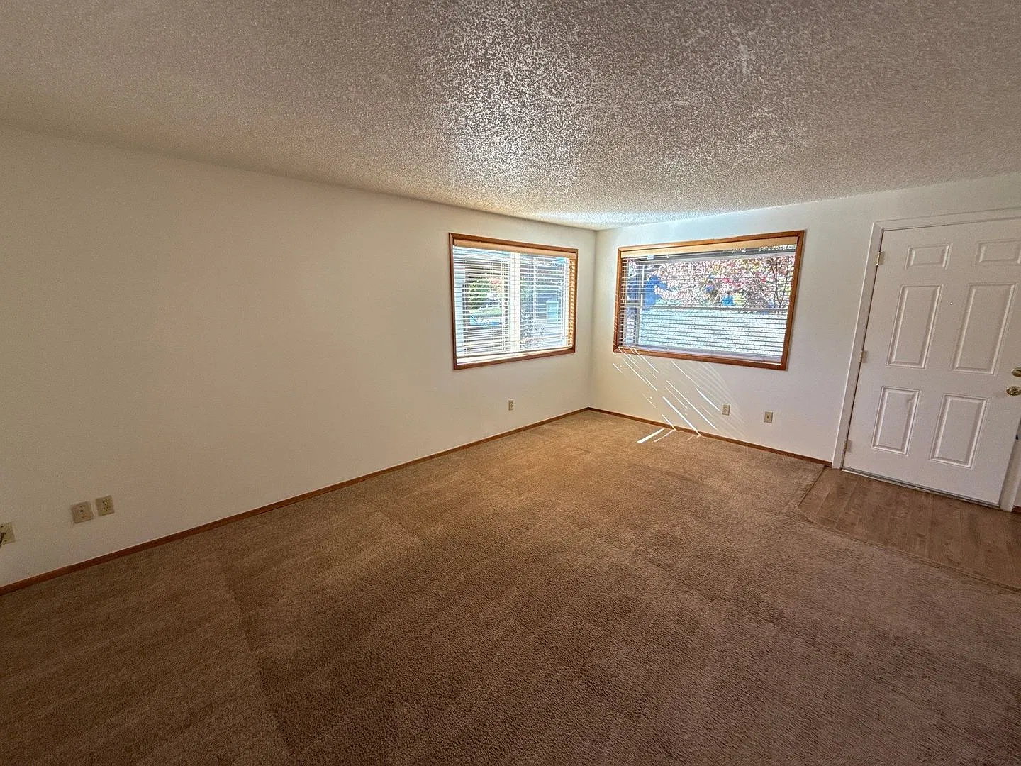 2 bed, 1.0 bath, 880 sqft, $1,695 — Photo 2
