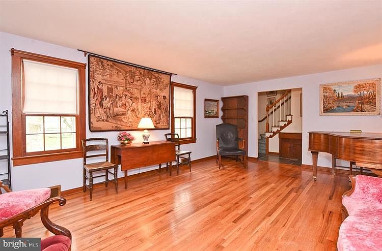 2nd image of 576 Village Rd W