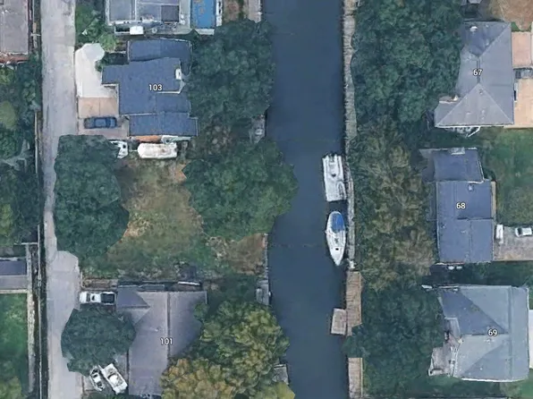 102 Bayou Ln, Kemah, TX 77565
