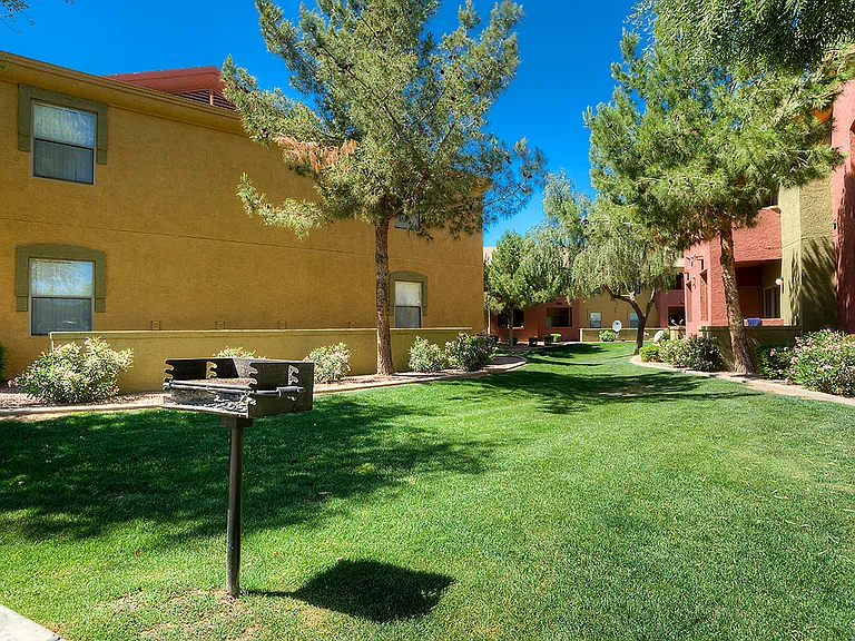 San Lucas Apartments — Photo 16