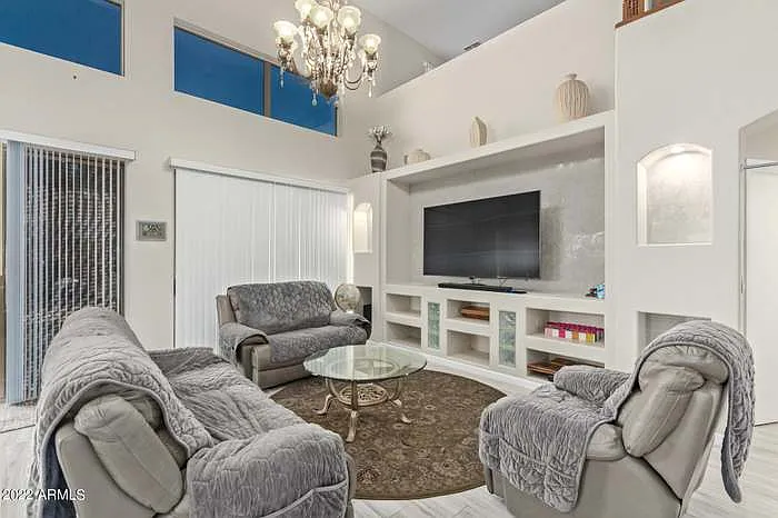 1015 E Irma Ln — Photo 9