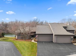 1605 Shoreline Dr, Saint Charles, IL 60174