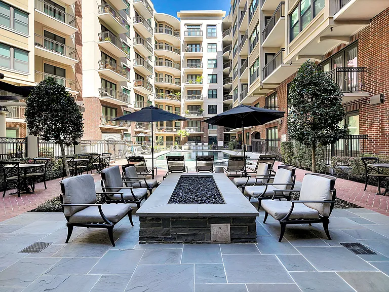 elax and dine comfortably by the pool.
