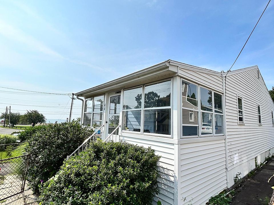 Water views! Walk to water!