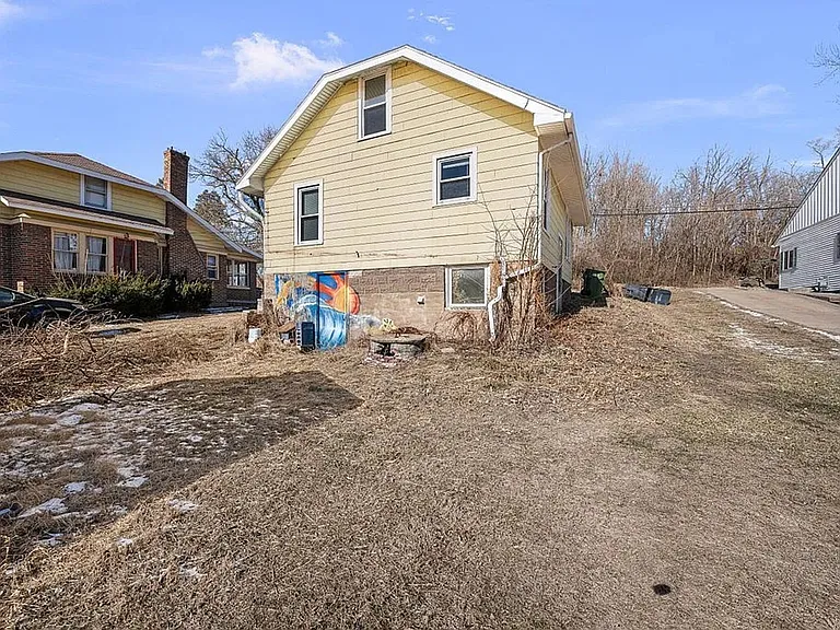 2025 S Bluff Blvd — Photo 16