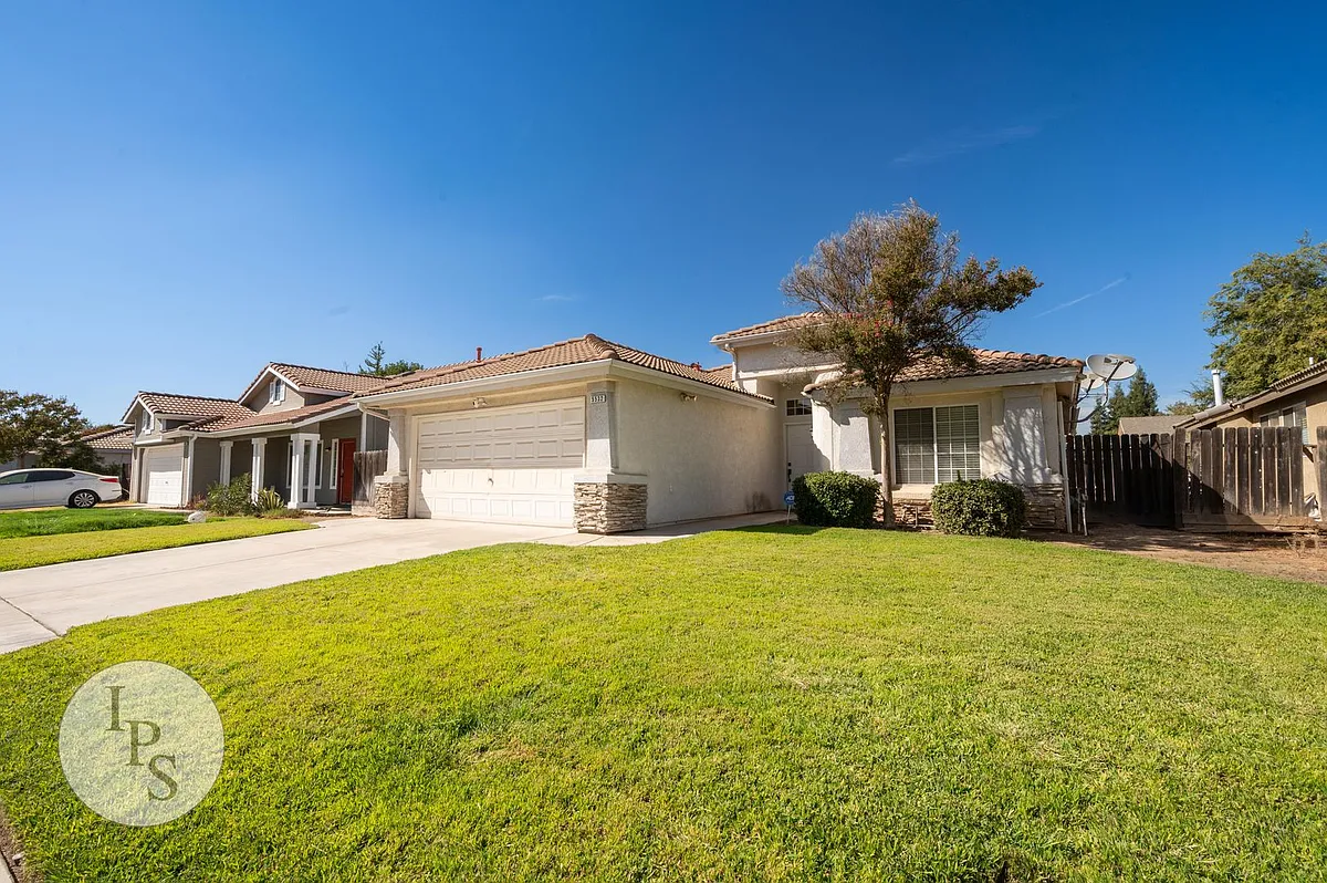 Building Photo - 5532 W Minarets Ave