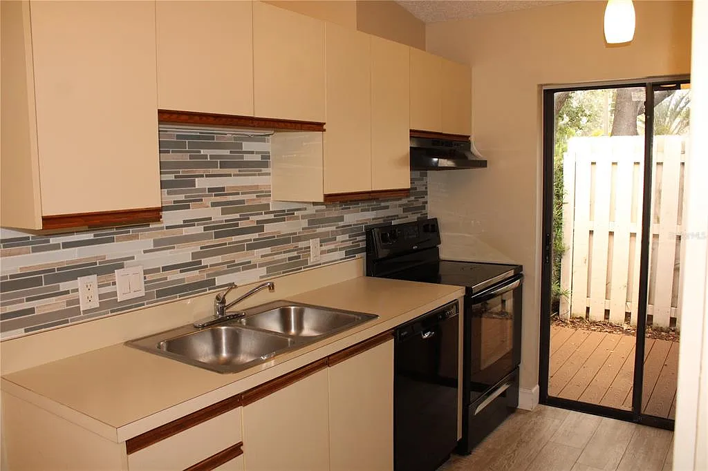 2 bed, 2.0 bath, 722 sqft, $1,995 — Photo 2