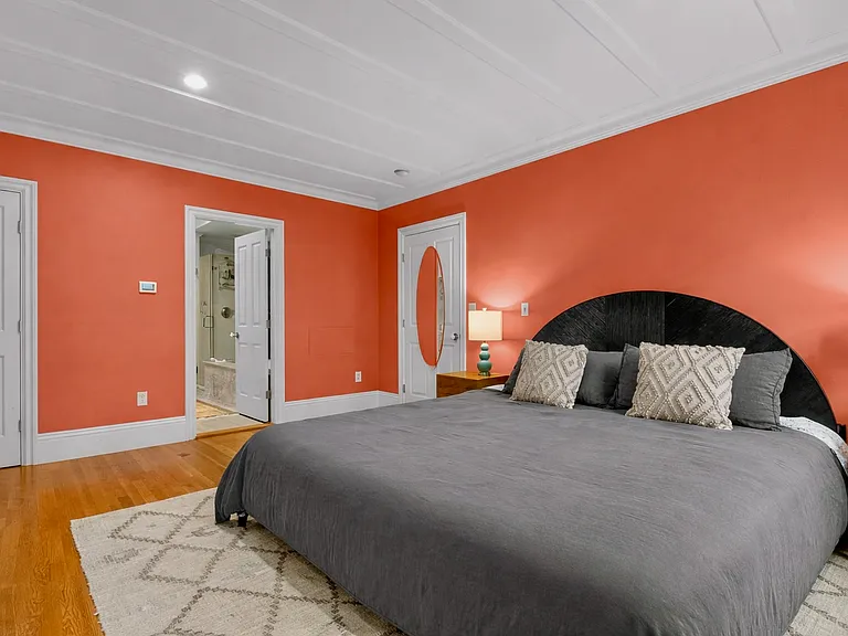 Primary bedroom (king bed) with en-suite bathroom and walk in closet