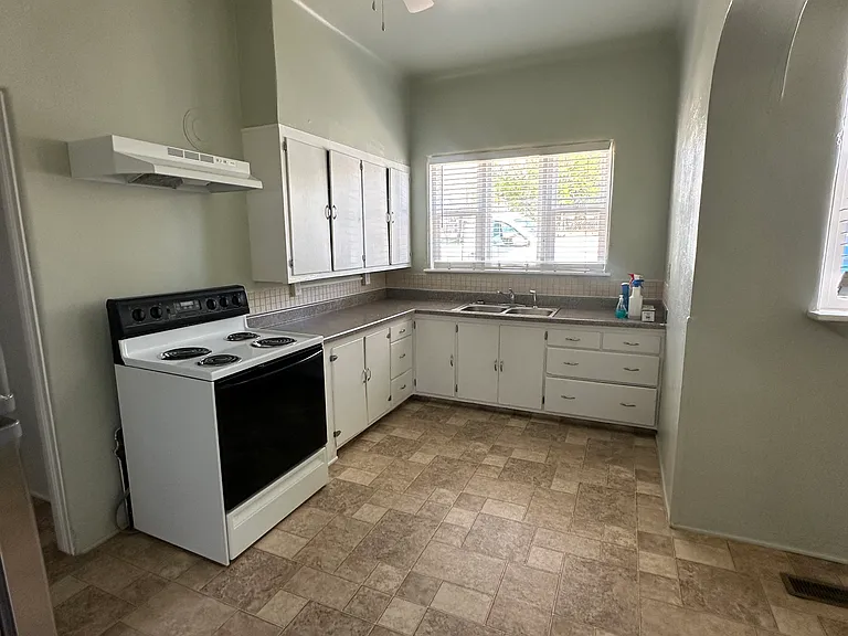 315 N Locke Ave — Photo 6