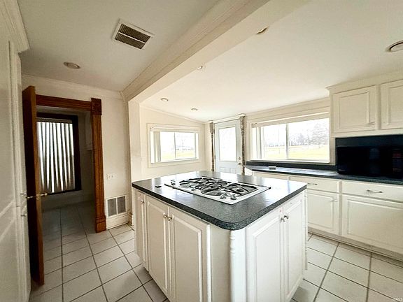 5th image of 624 W Clark St