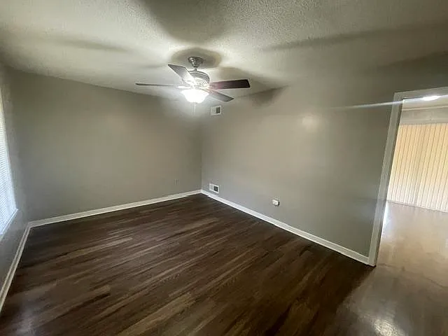 3 bed, 1.5 bath, 1220 sqft, $1,495 — Photo 2