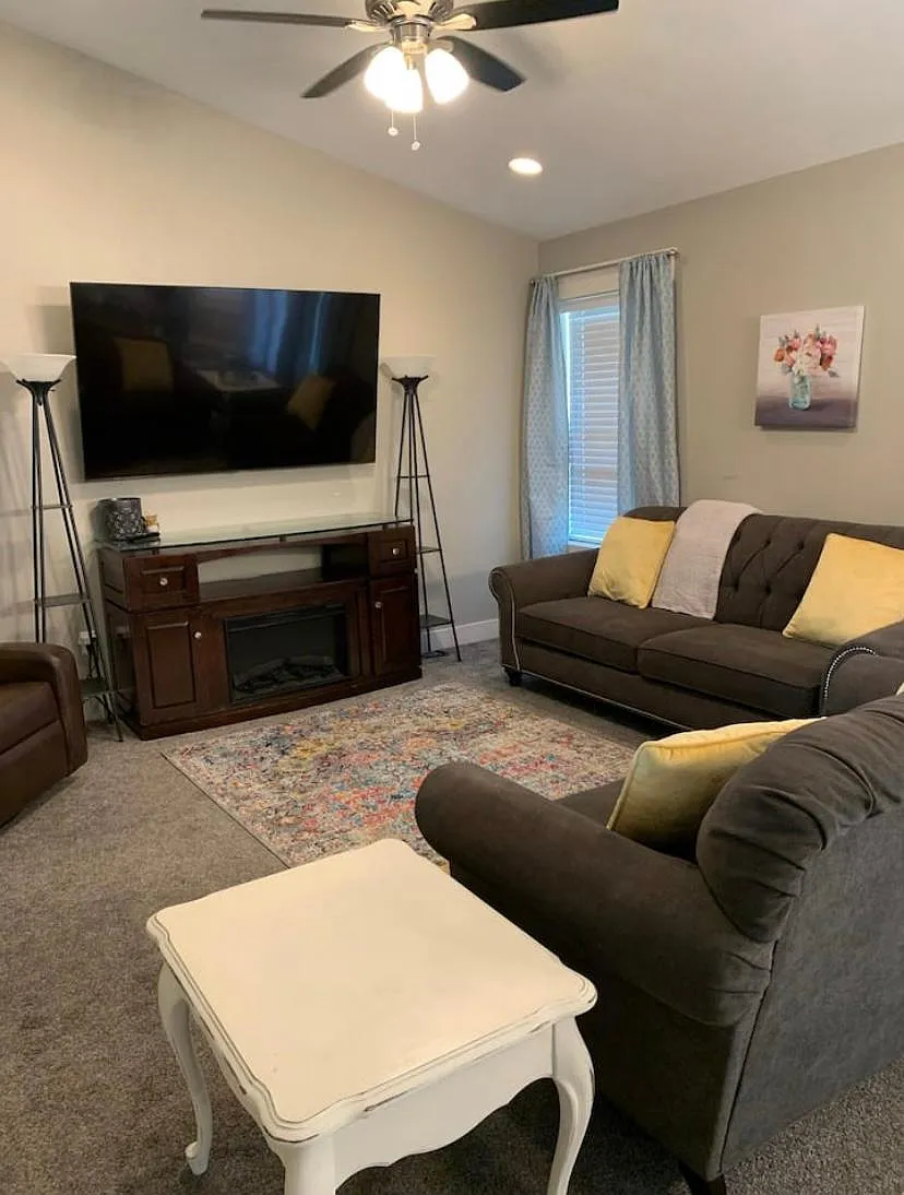 6 bed, 2900 sqft, $6,400 — Photo 4
