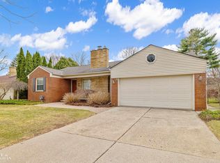 597 Hollywood Ave, Grosse Pointe Woods, MI