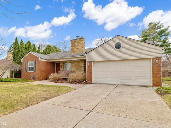 597 Hollywood Ave, Grosse Pointe Woods, MI 48236