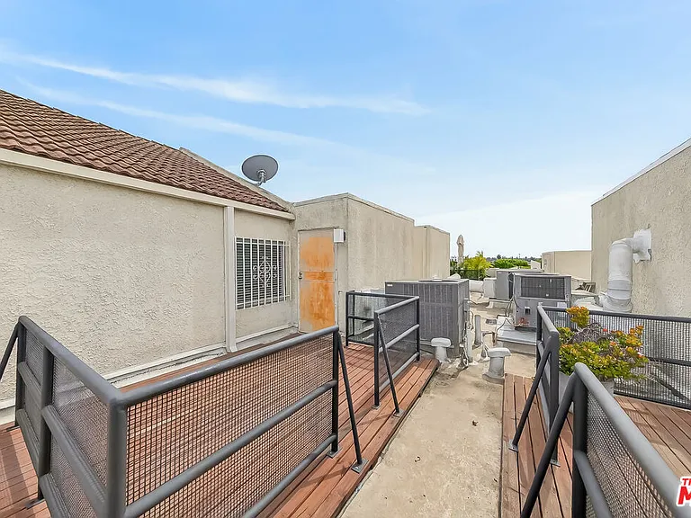1118 Valencia St #310 — Photo 16