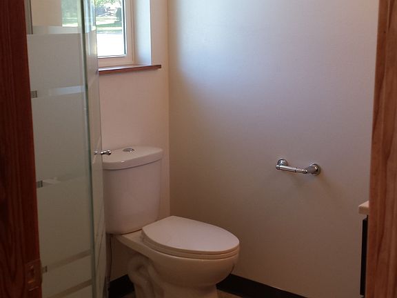1st floor bath w/ shower