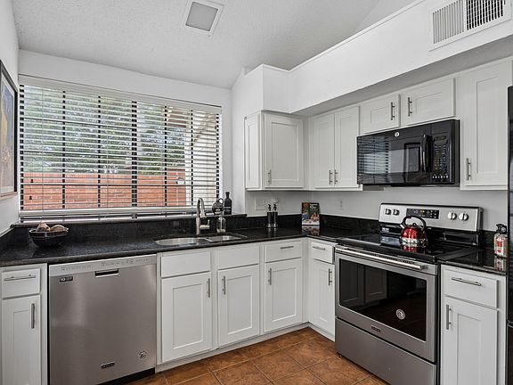 3rd image of 623 Rancho Cir