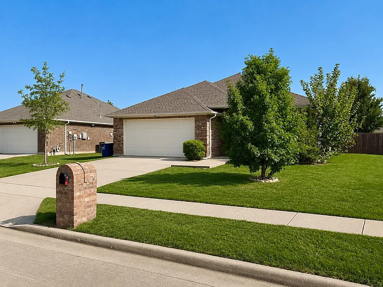412 Windridge Dr — Photo 2