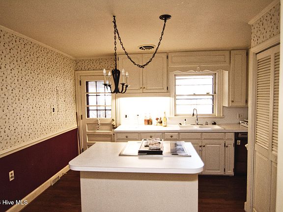 4th image of 713 Burton Street