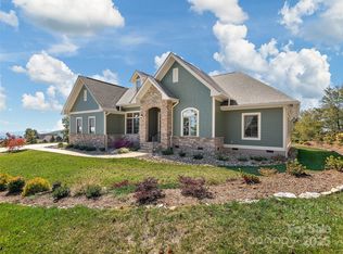 390 Dancing Bear Dr, Hendersonville, NC 28792