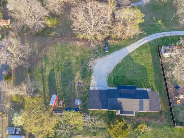 1413 Johnson St, Burns, TN 37029