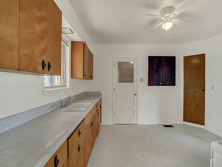 213 Clairemont Dr — Photo 7