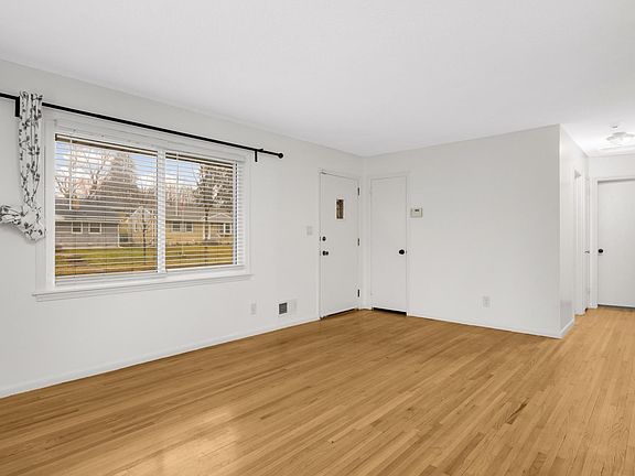 4th image of 2112 Hawthorne Ave E