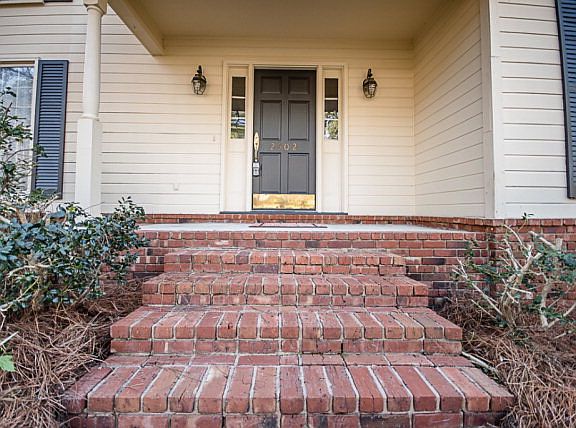 5th image of 2502 Rolling Hill Dr