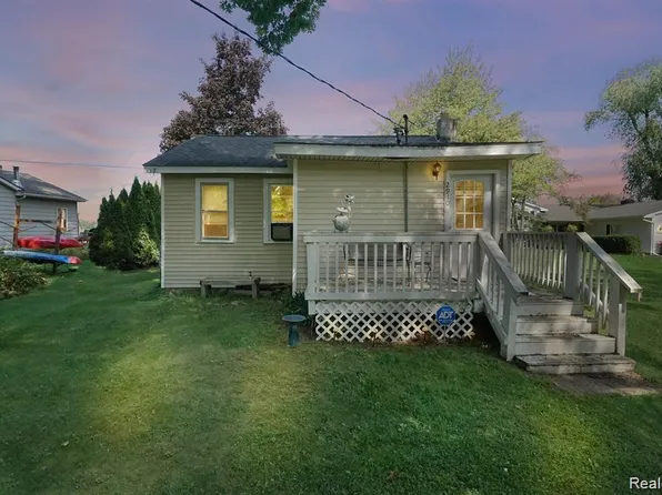 2910 Loon Dr, Wixom, MI 48393