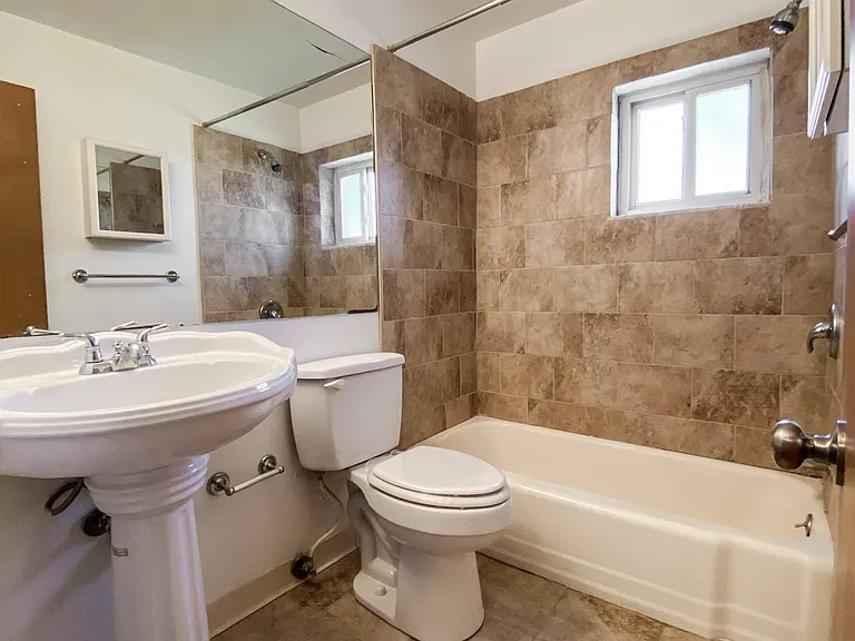 Hallwood Manor Apartments — Photo 22